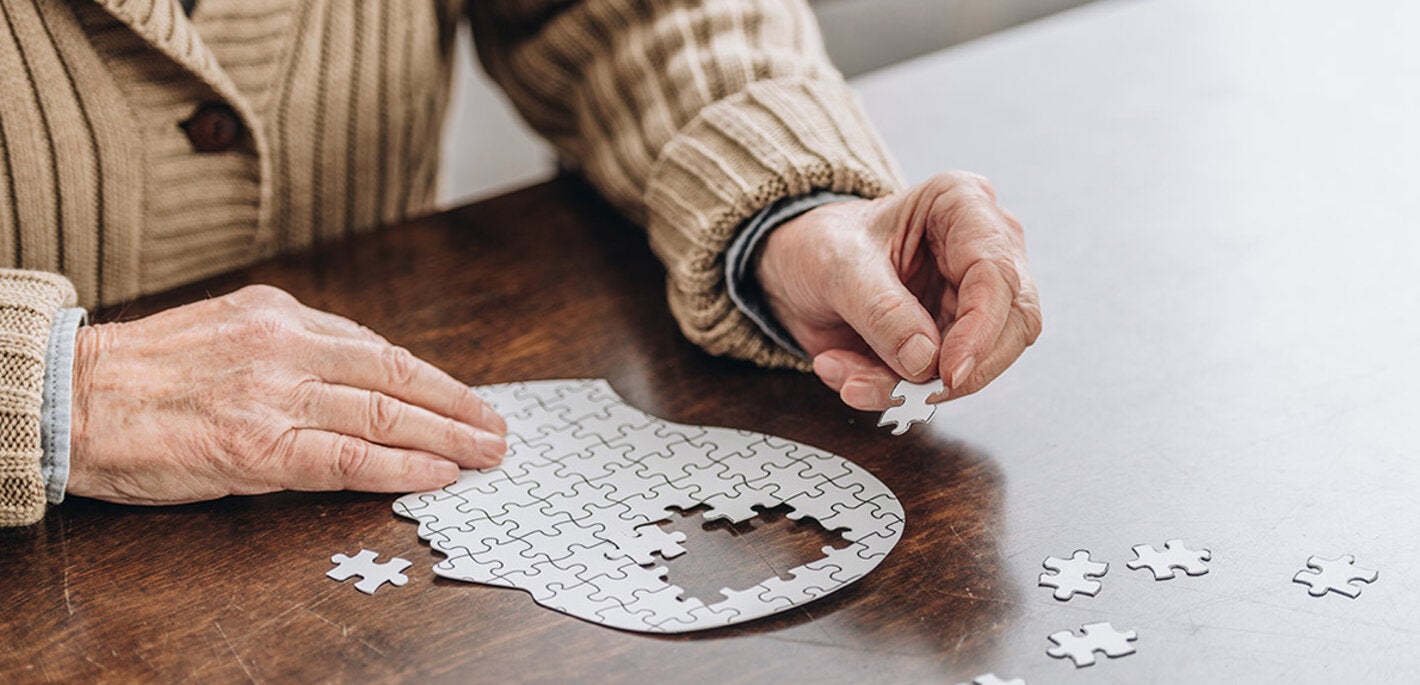Anciano resolviendo rompe cabezas