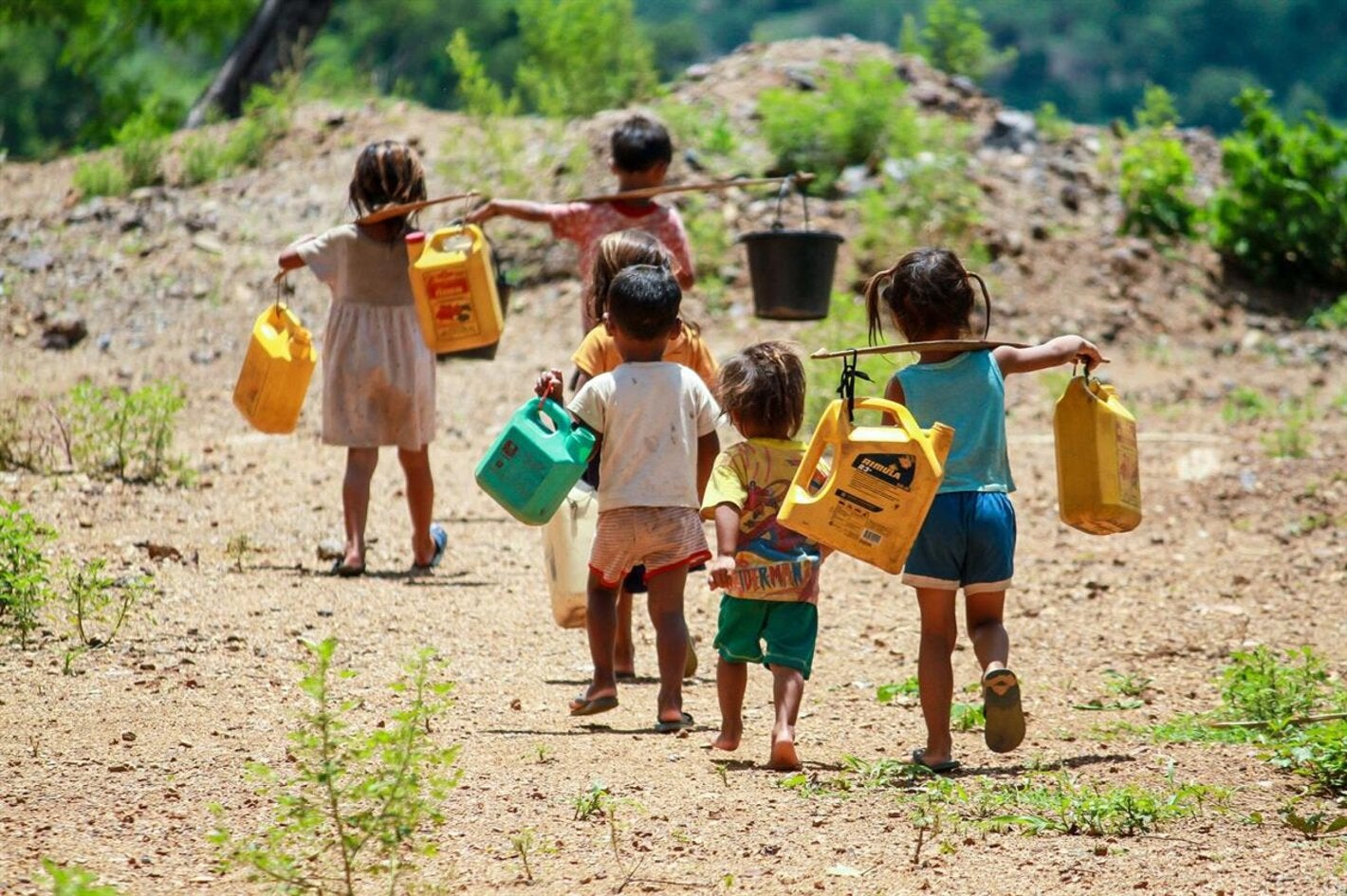 enfants récupérant de l'eau