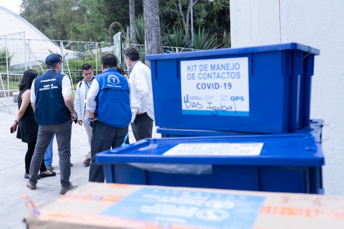 Equipos de protección personal son entregados por OPS/OMS en GuatemalaKits de equipo de protección personal (EPP), kits de manejo de contactos y material de comunicación de riesgo  han sido entregados por la OPS/OMS al Gobierno de Guatemala para que sean utilizados en centros de atención a pacientes afectados por la enfermedad del COVID-19.  Guatemala, 30 de marzo de 2020. Kits de equipo de protección personal (EPP), kits de manejo de contactos y material de comunicación de riesgo  han sido entregados por l