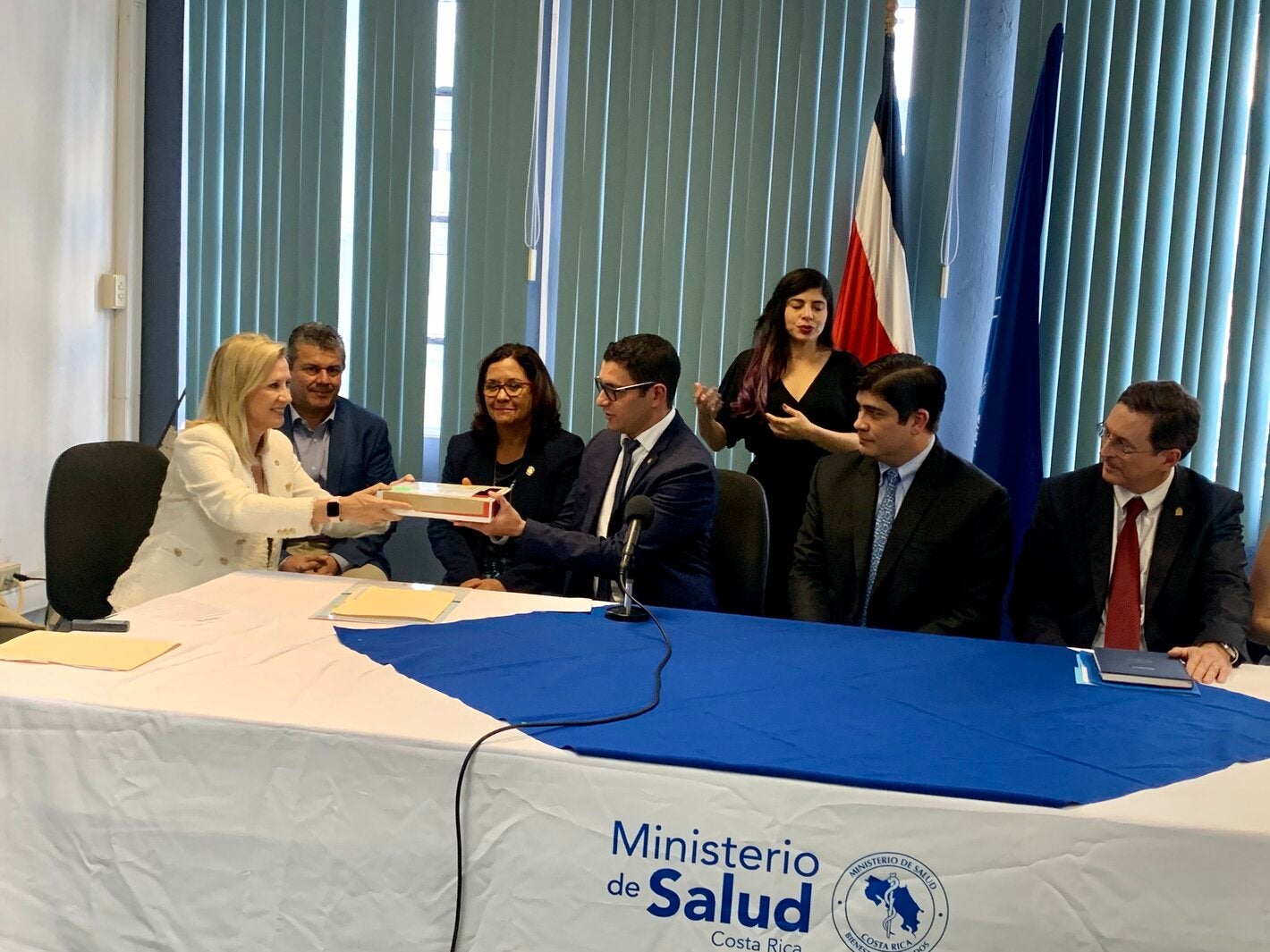 Donación OPS a Ministro de Salud y Presidente de Costa Rica