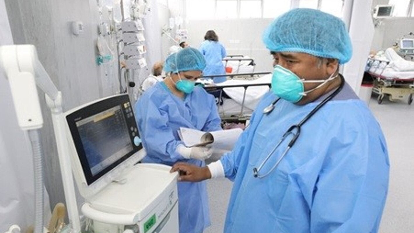 Trabajador de salud con EPP