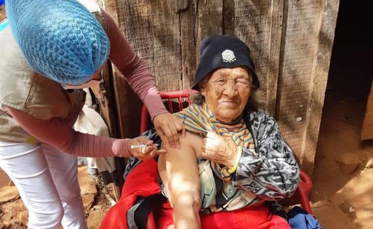 Mujer siendo vacunada