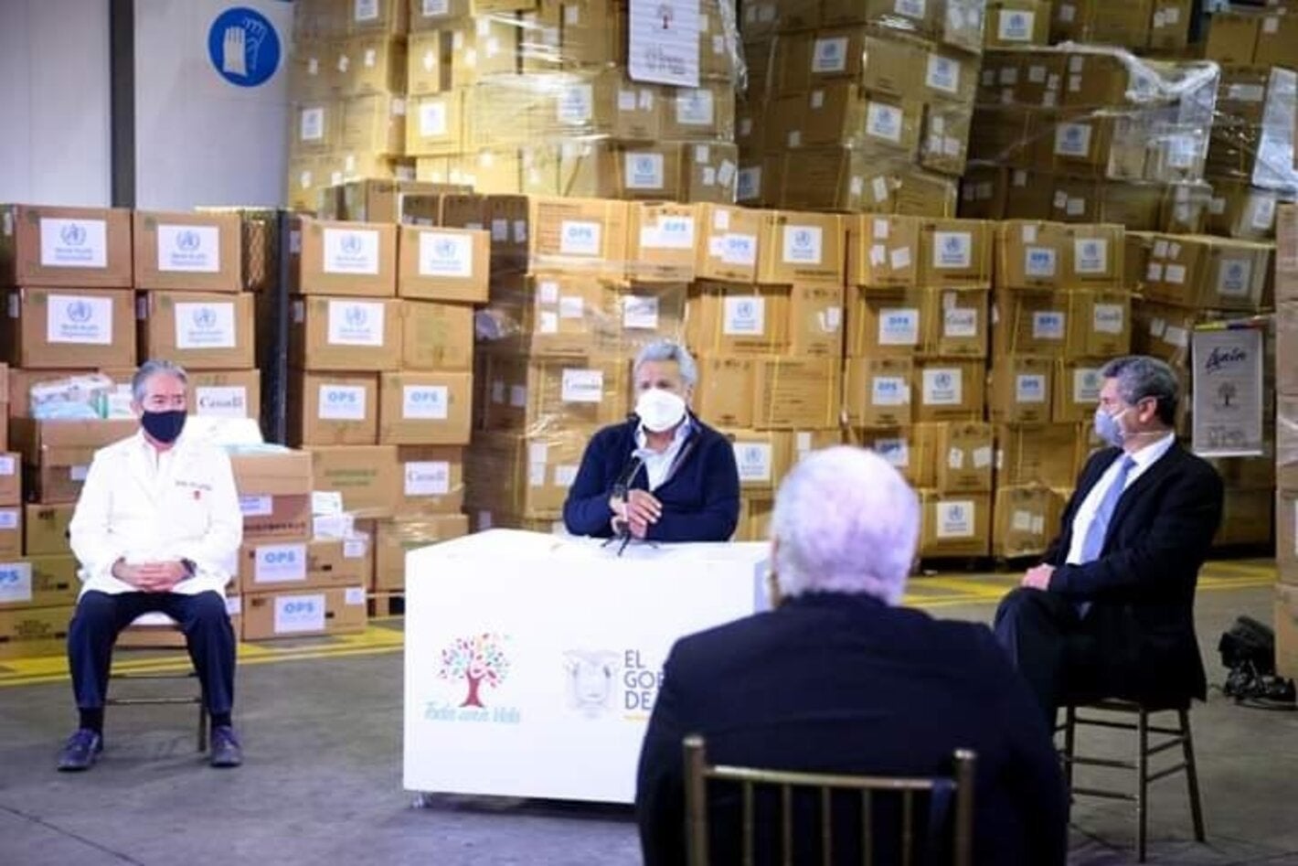 Otras autoridades y Representante OPS en recepcion de insumos