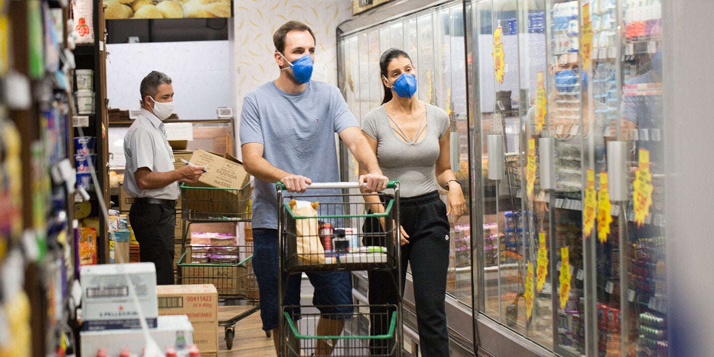 Pareja de compras en un supermercado