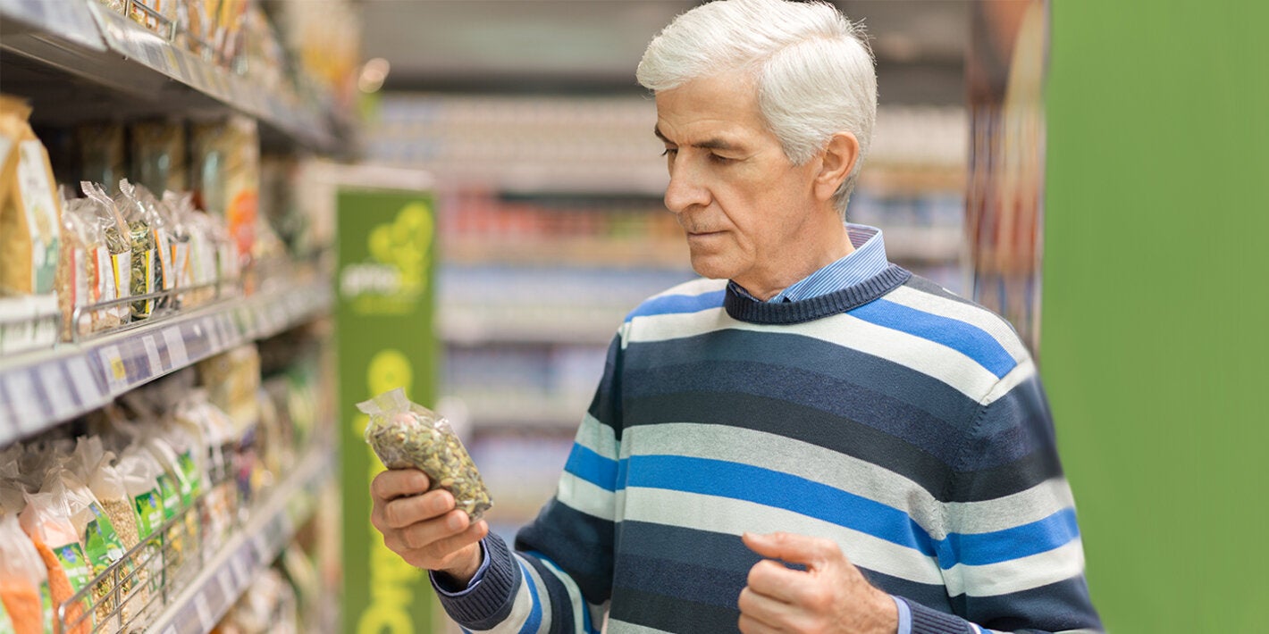 hombre leyendo una etiqueta