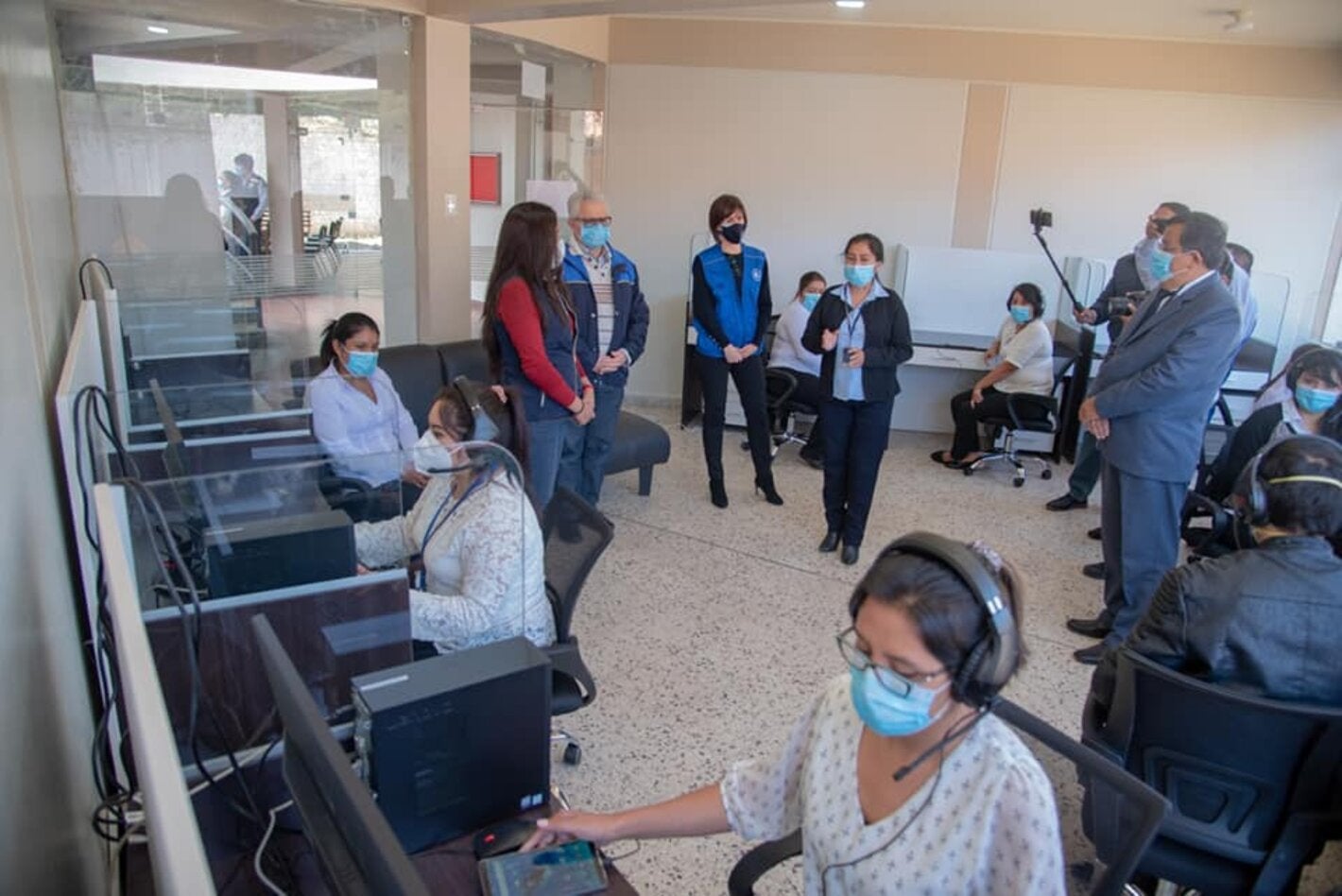 Autoridades dentro de central telefónica en Ácnash