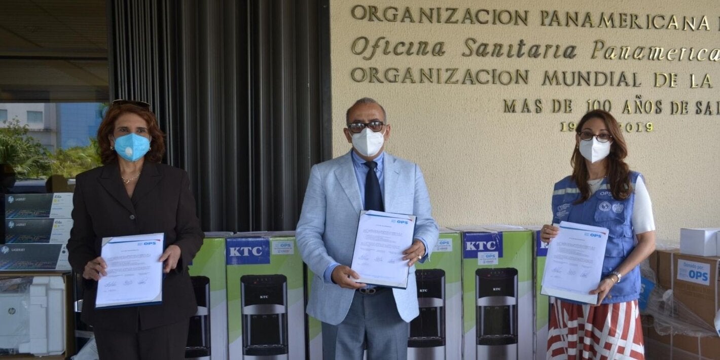 Autoridades del Ministerio de Salud y Representante de OPS durante la entrega