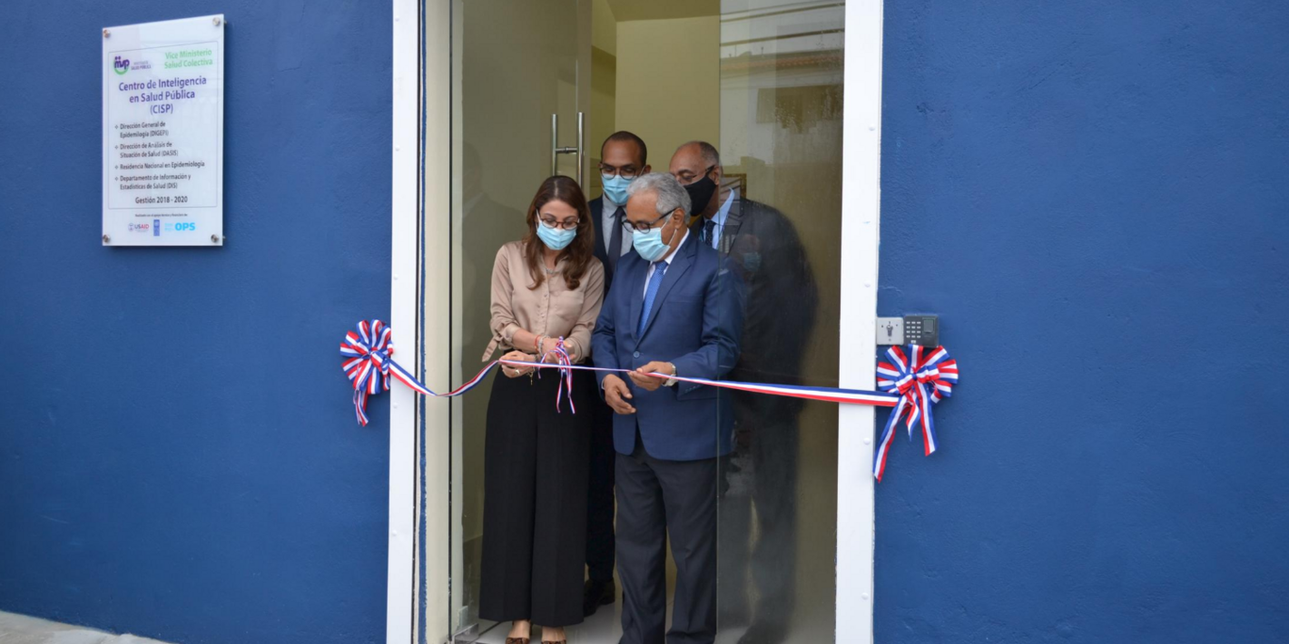 Autoridades durante la inauguración 