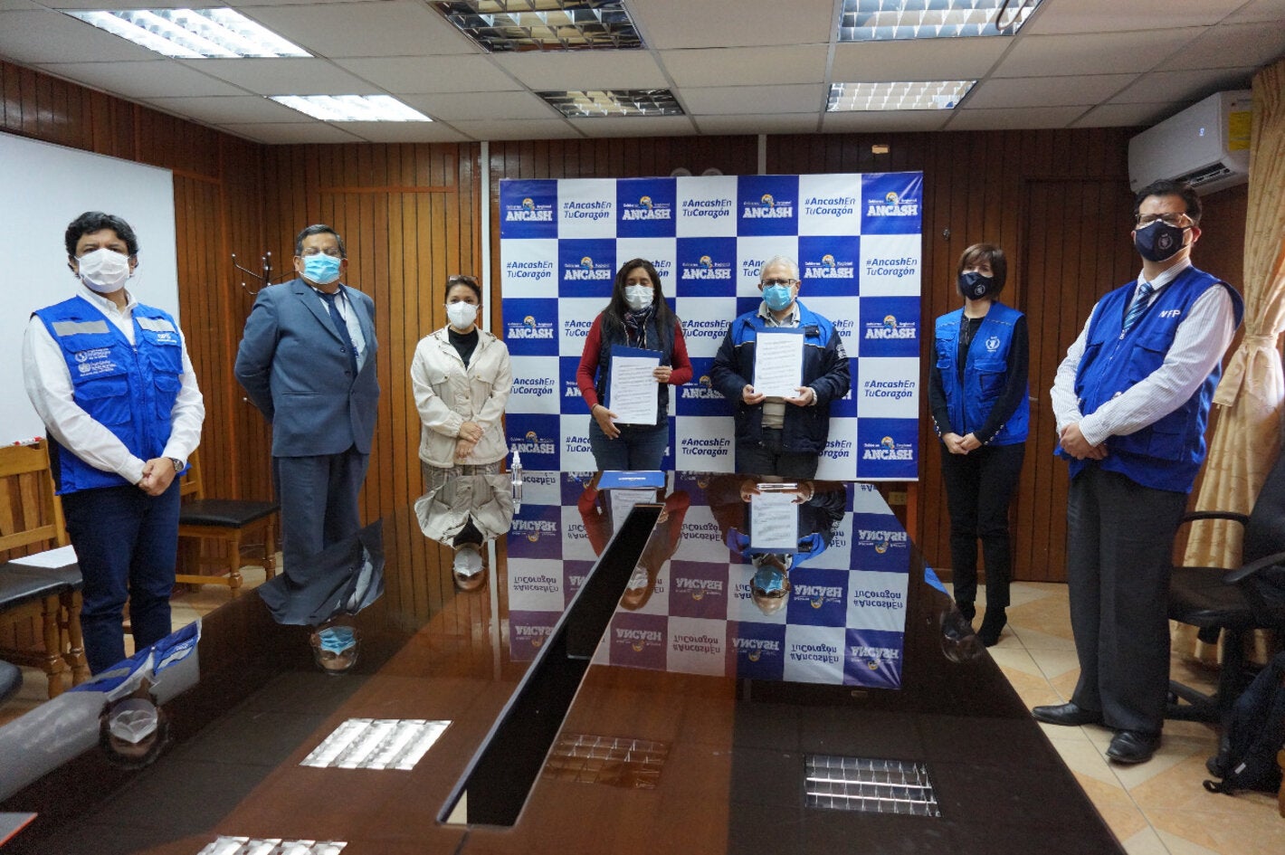 Autoridades en firma de acuerdo