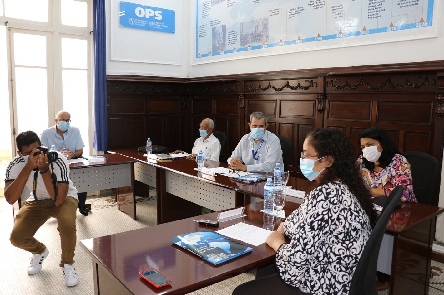 Autoridades-salud-cubanas-y-Representante- OPS-OMS-con-medios
