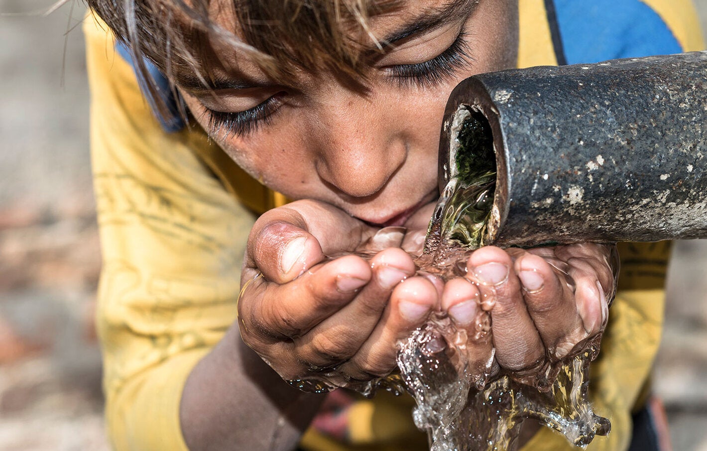 Niño tamando agua