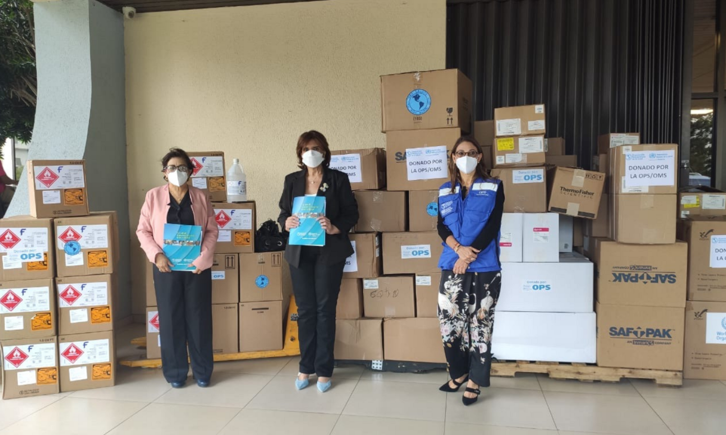 Autoridades del MSP y OPS durante la entrega de la donación 