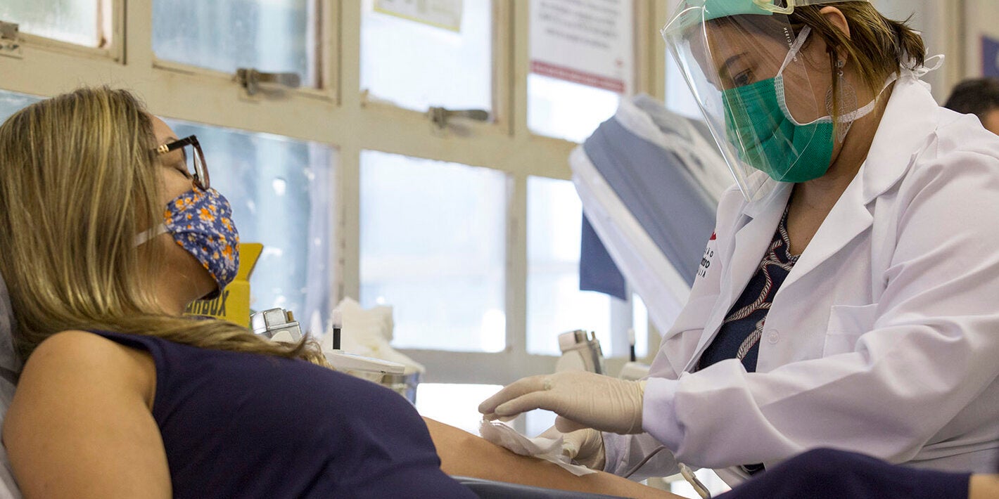 Personal de salud brindando atención a un paciente 