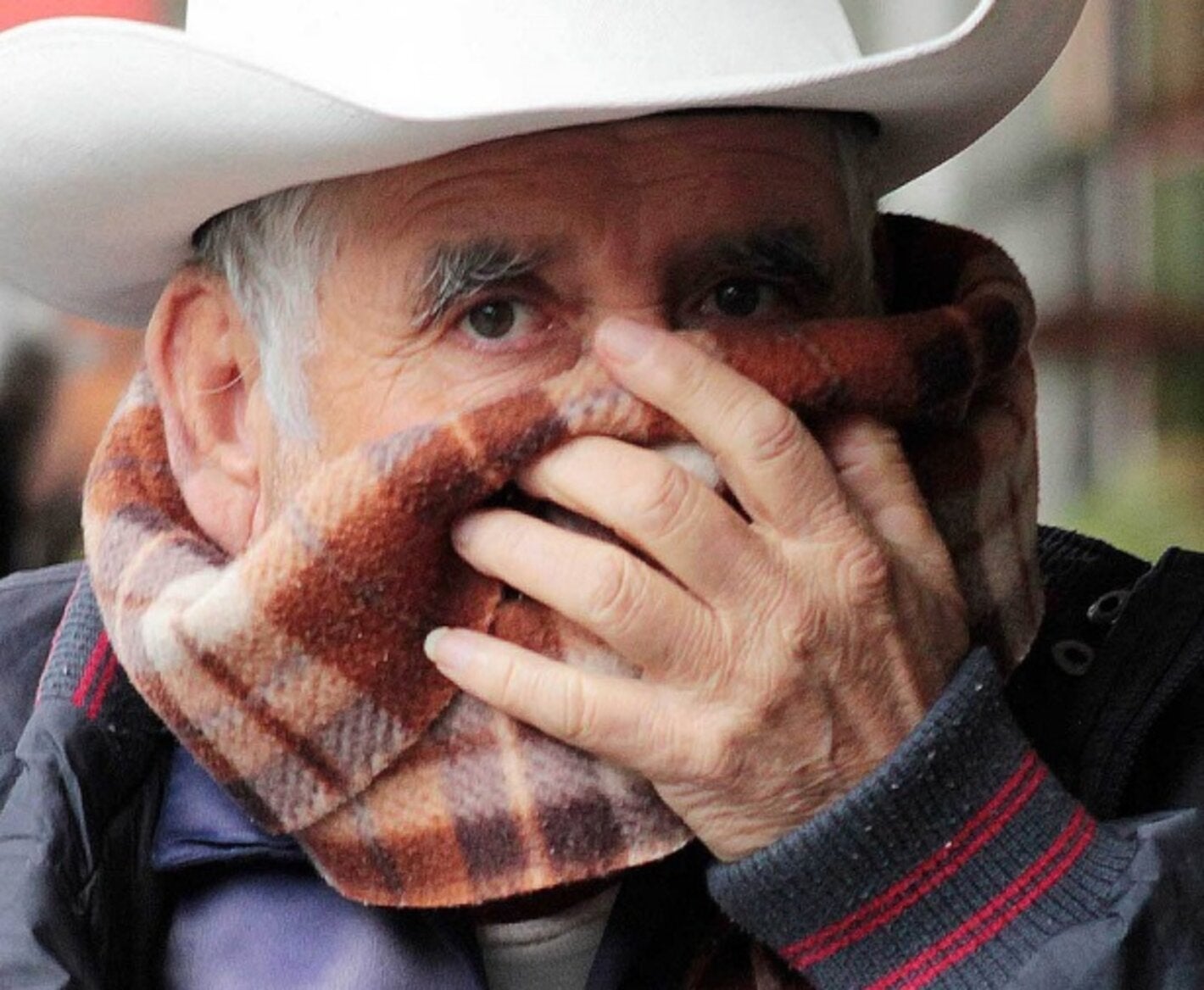 Hombre se cubre la cara