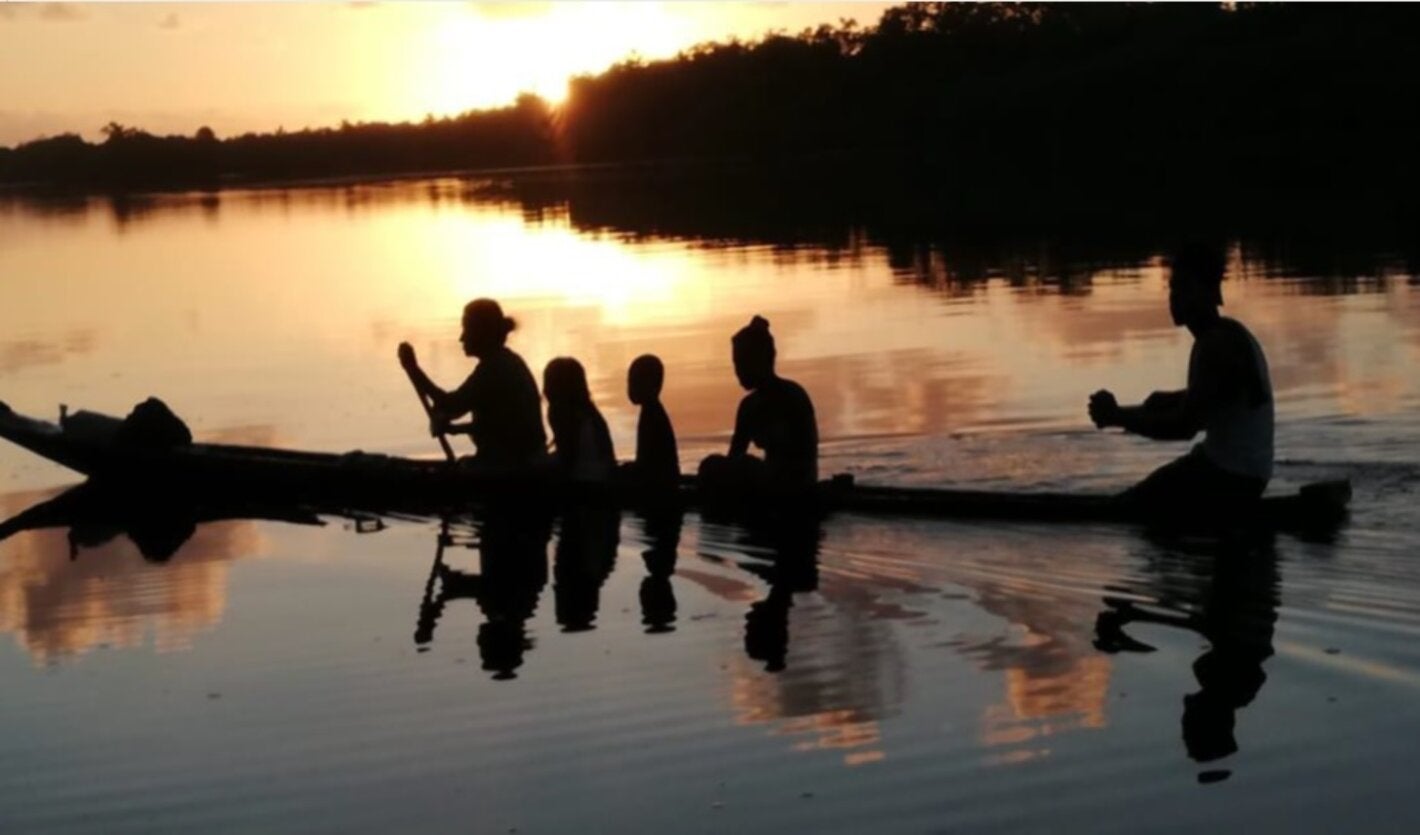 pobladores miskitos se desplazan en cayuco