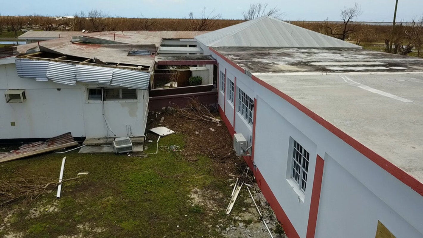 Evaluación aérea de los daños al hospital Hanna Thomas - Antigua
