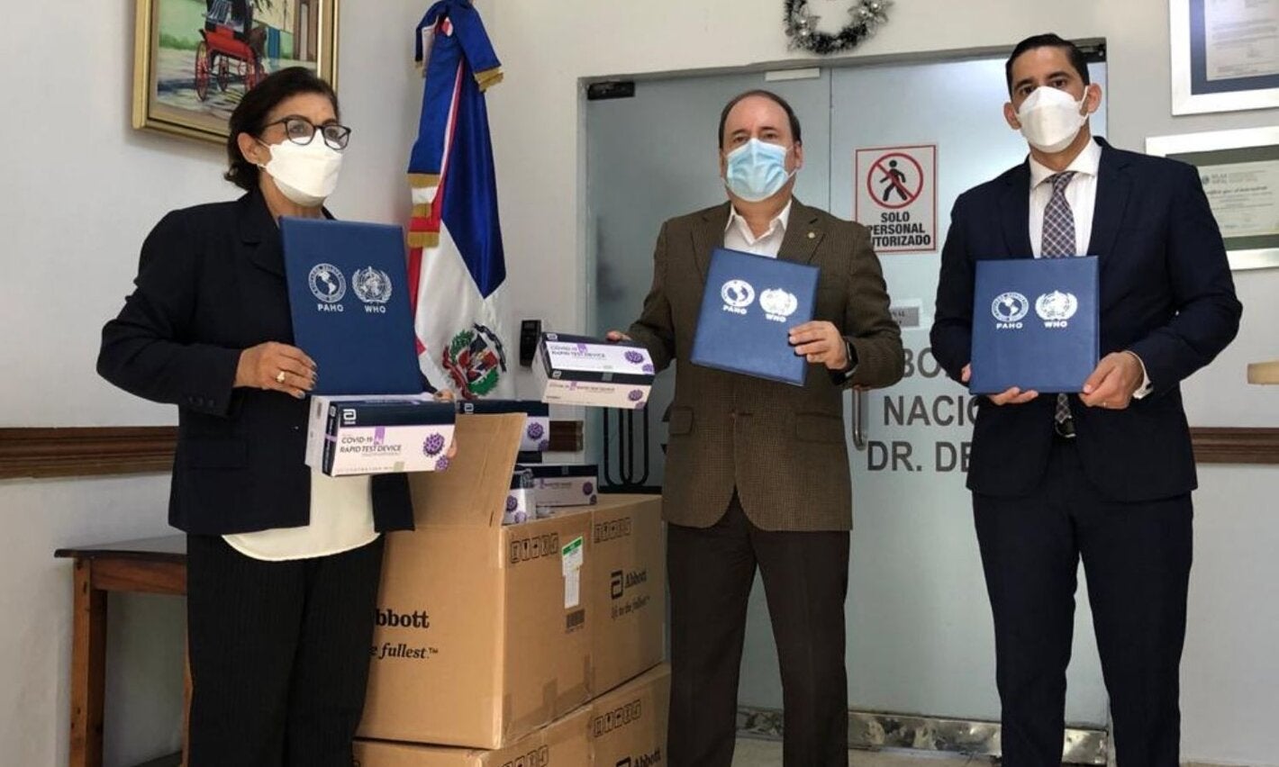 Autoridades durante la entrega