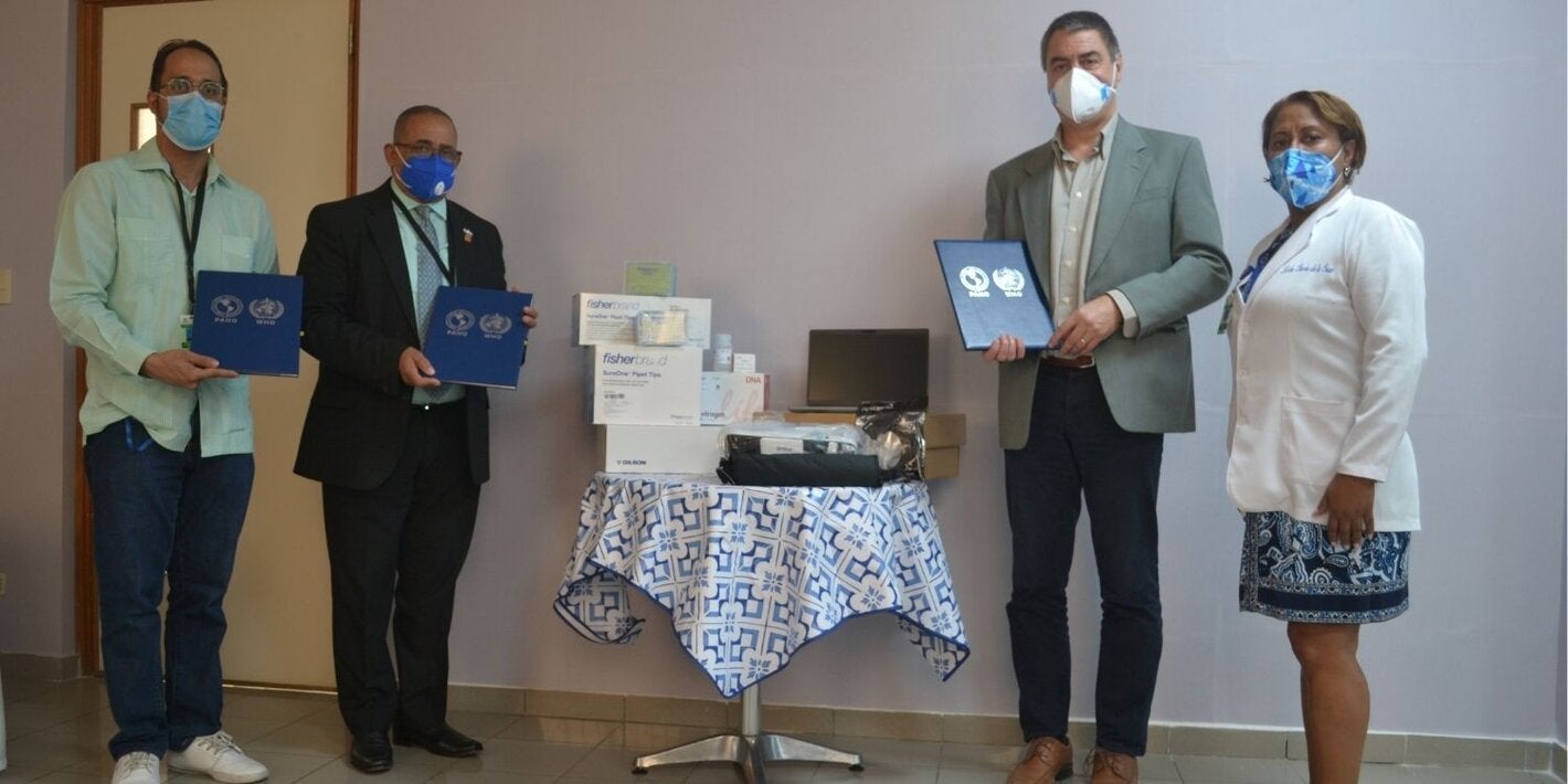 Autoridades del ministerio y OPS durante la entrega de la donación 