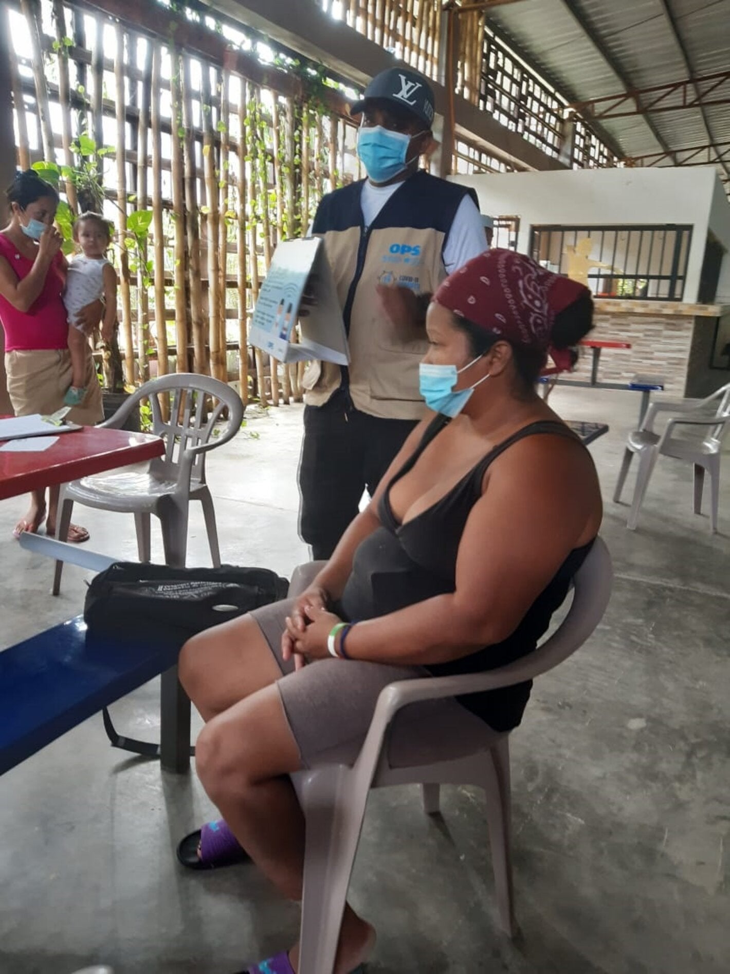 voluntario-atiende-paciente-en-albergue