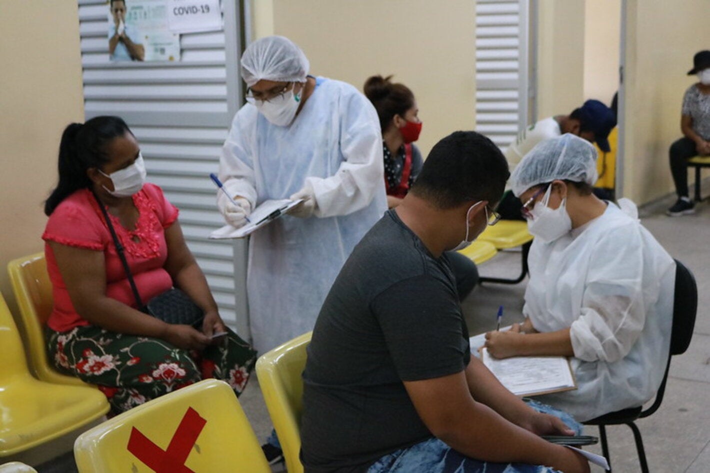 Trabalhadores de saúde do município de Manaus atendem aos pacientes