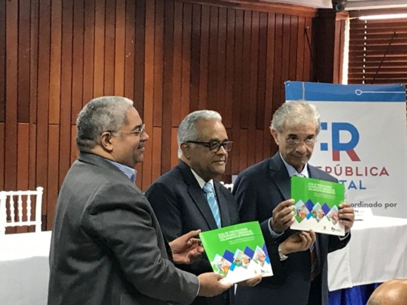 Autoridades durante la entrega