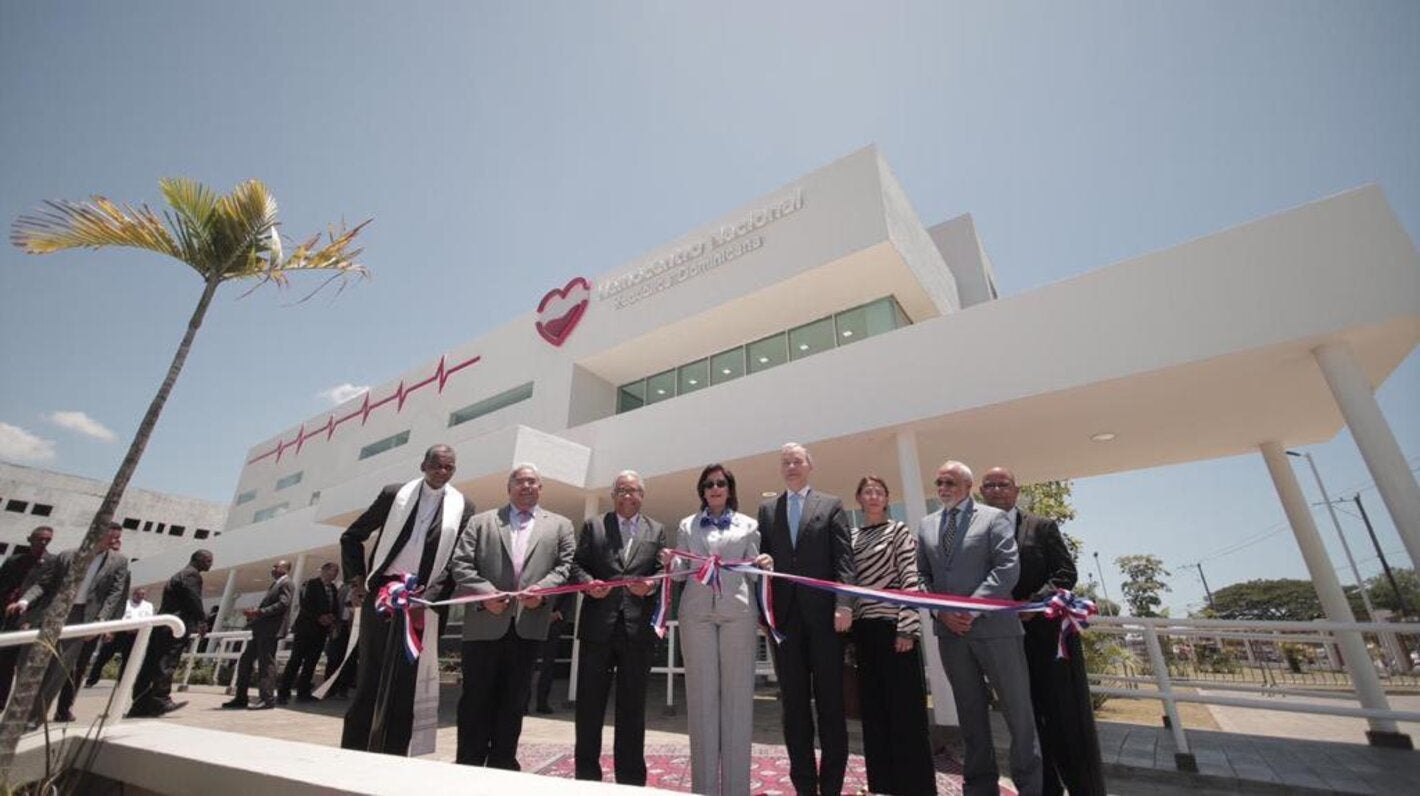 Autoridades durante la apertura