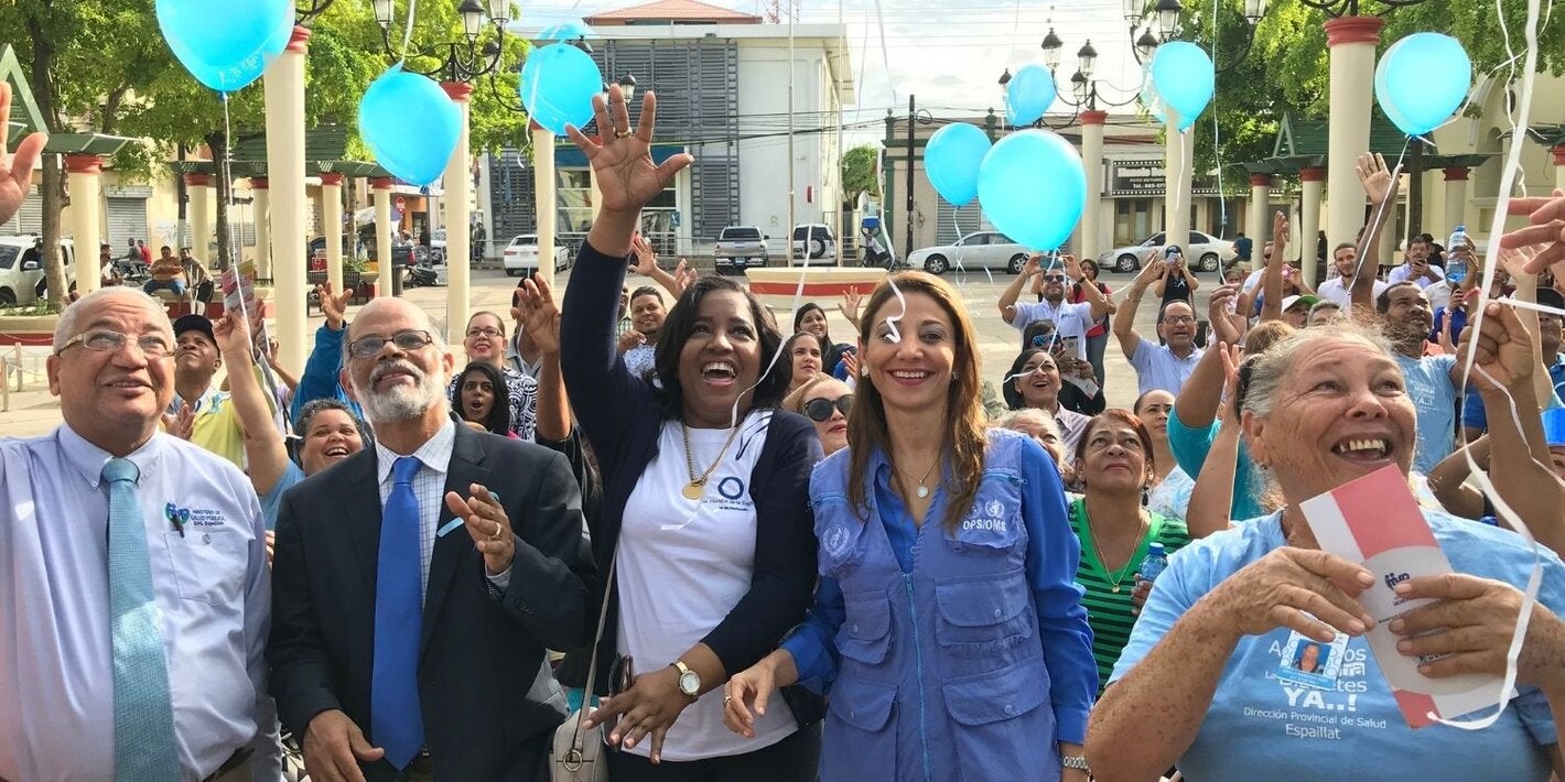 Representante junto a autoridades locales durante la actividad