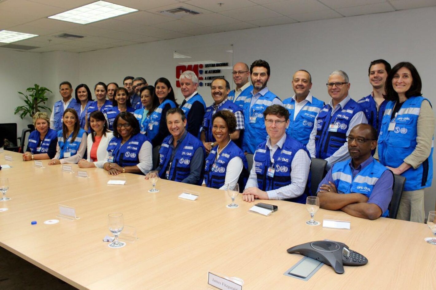 Directora junto a equipo de OPS durante la visita