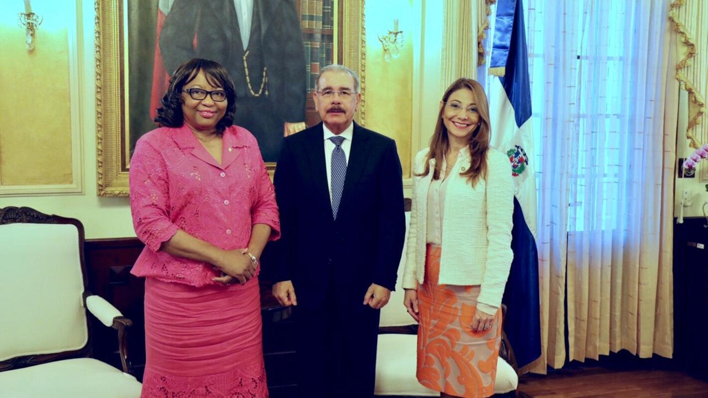 Directora de OPS junto a presidente de la Republica y representante OPS en el país 