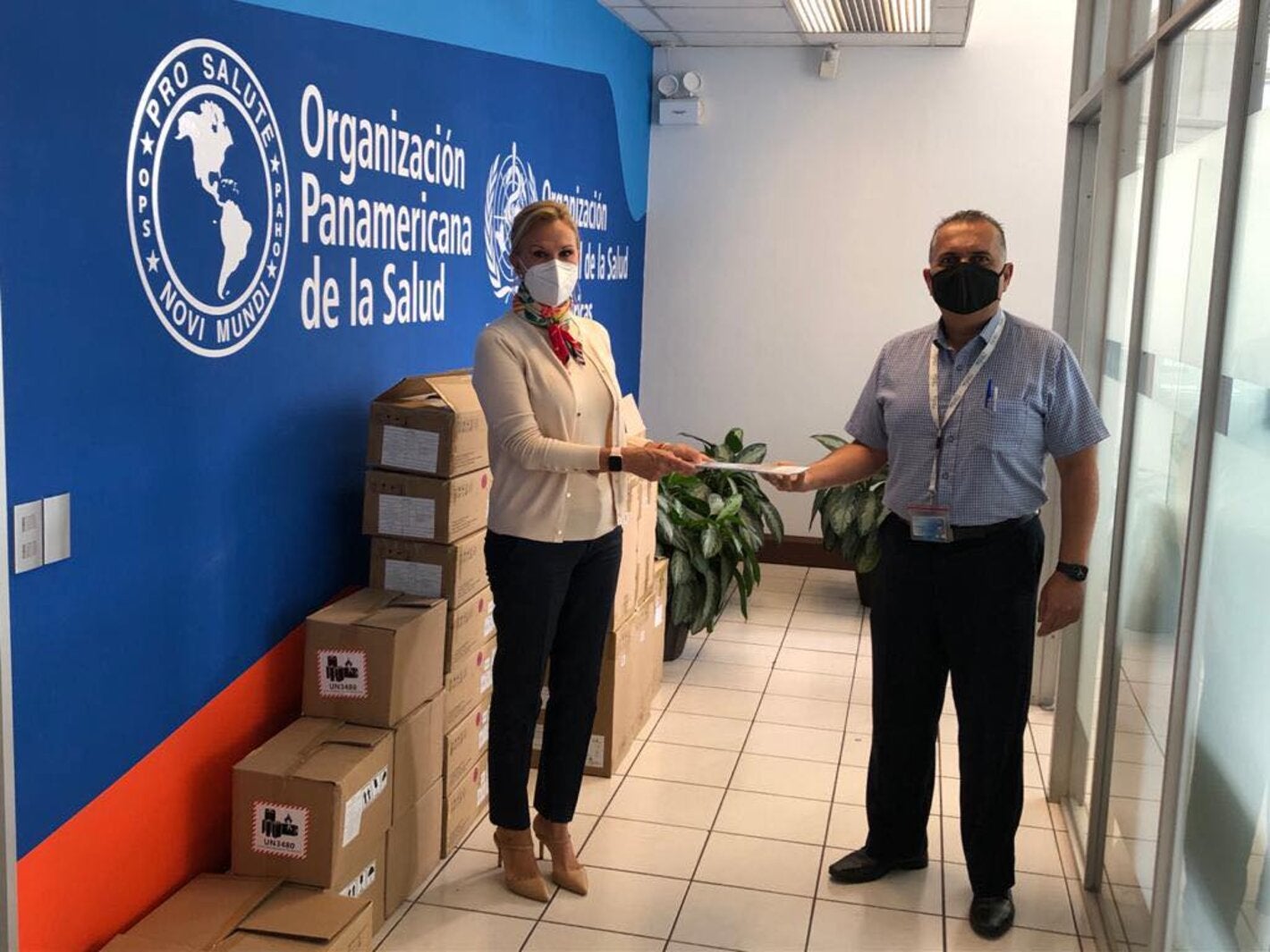 La Dra. María Dolores Pérez, Representante de OPS en Costa Rica hace entrega de la donación