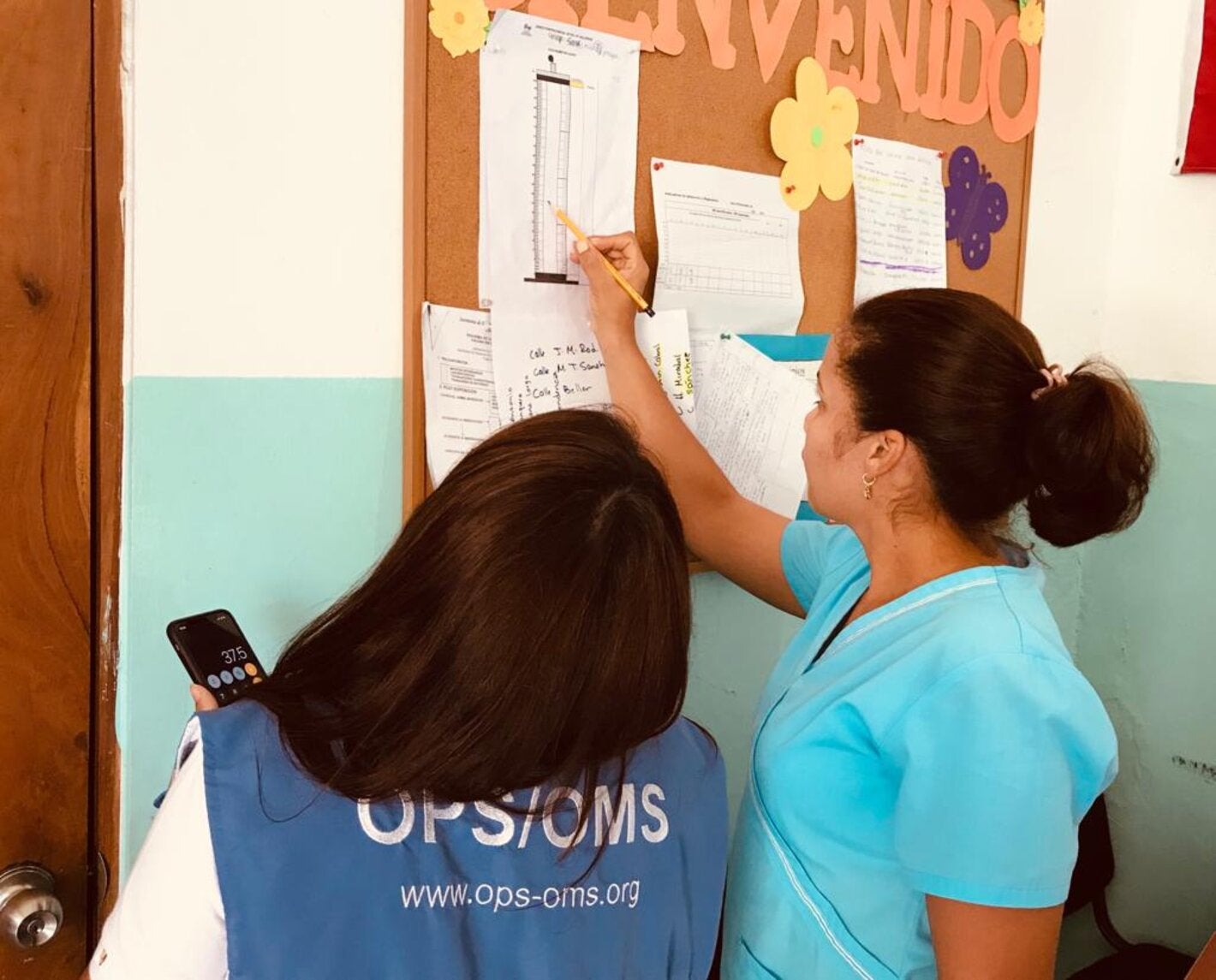 Asesora OPS con personal de inmunización provincial