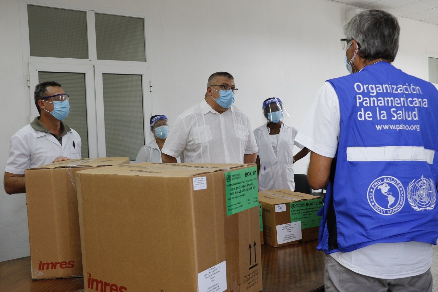 Entrega kit de emergencia en Hospital "General Calixto García"