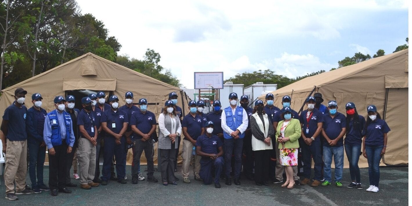Autoridades de salud y equipos de emergencia que participan en la capacitación 