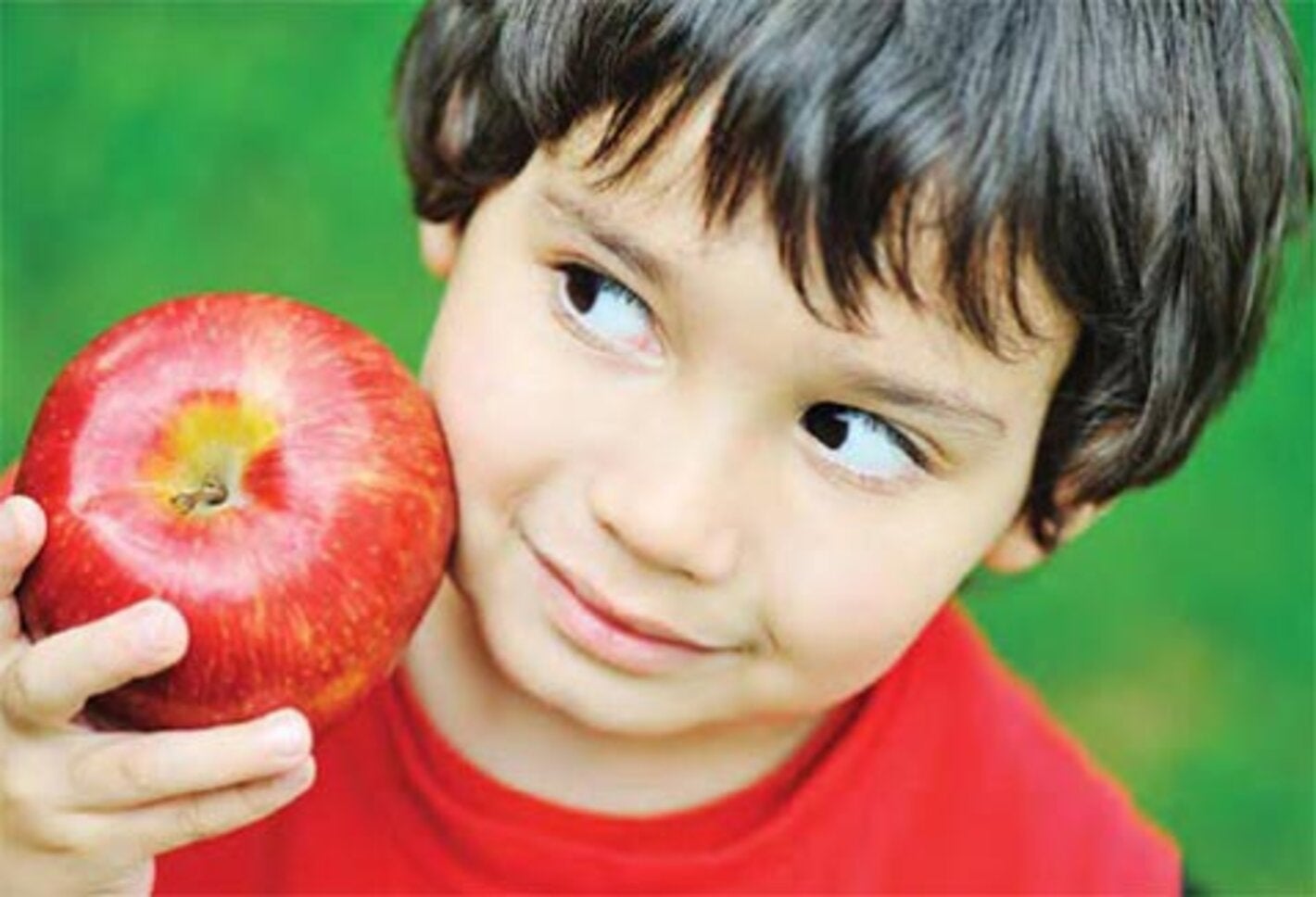 Niño comiendo manzana