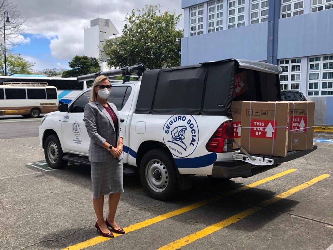 Entrega de la donacion de kit de hisopado a la CCSS