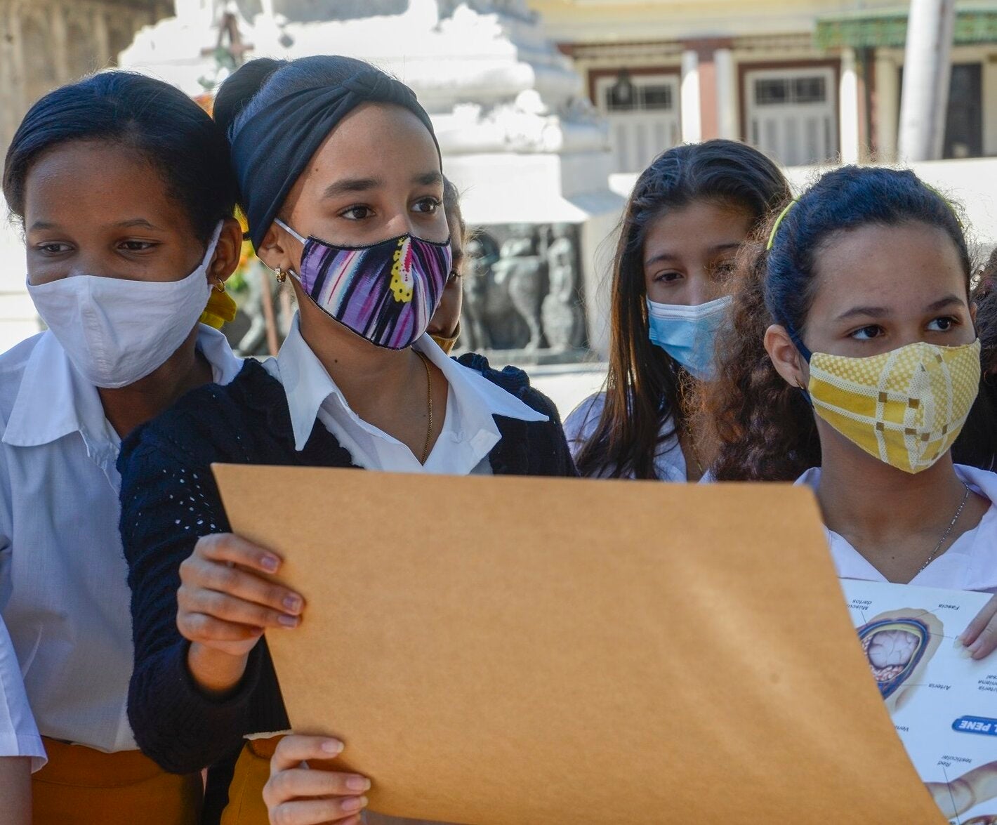 Niñas cubanas en uniforme