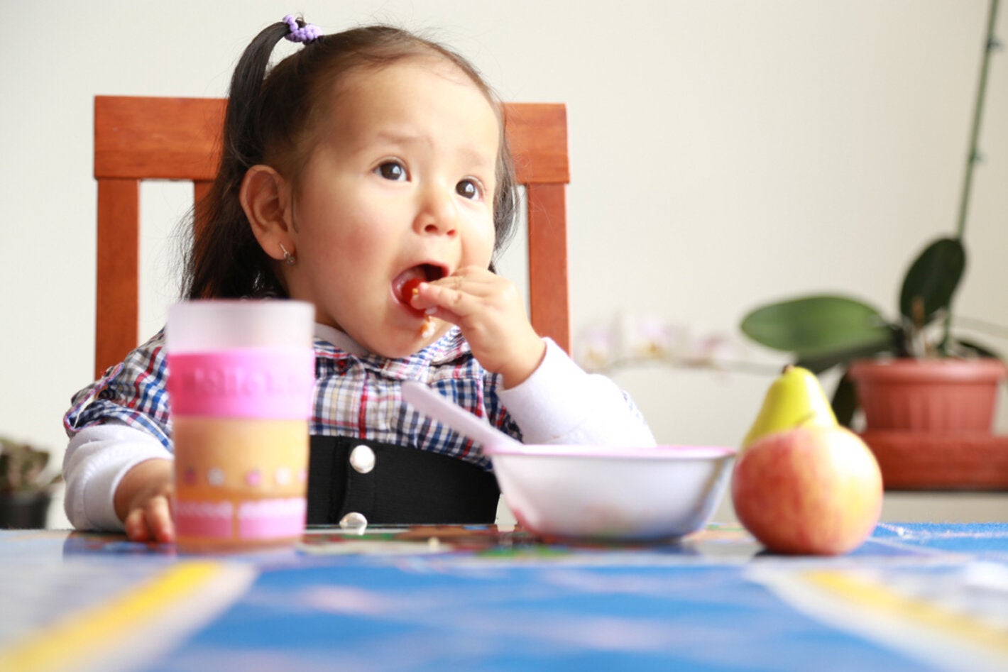 Nina come comida saludable