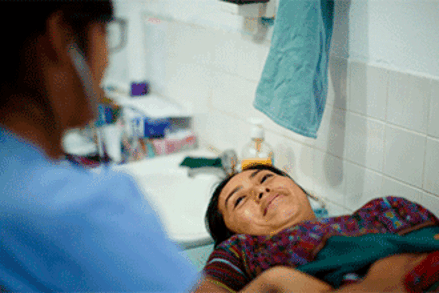 Mujer siendo examinada por médico