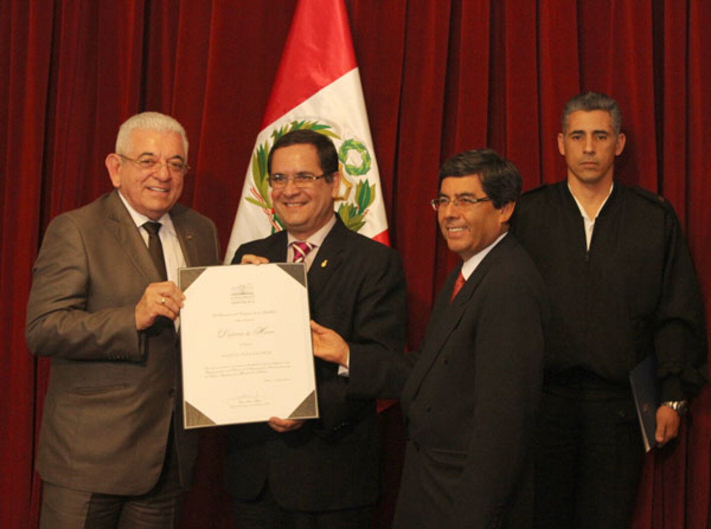 Congreso peruano distingue a representante de OPS en Perú 