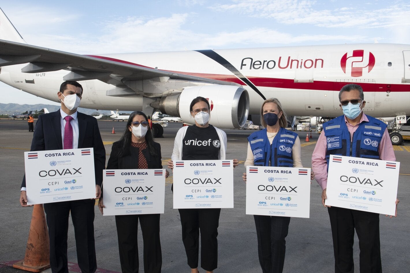 Esteban Vega, Gerente de Logística de la CCSS; Alejandra Acuña; Viceministra de Salud, Patricia Portela, Representante de UNICEF en CR; María Dolores Pérez, Representante de OPS en CR y Wilmer Marquiño, Asesor en Vigilancia de la Salud, Prevención y Control de Enfermedades de OPS en CR