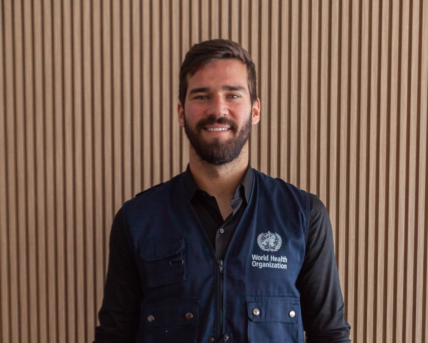 Alisson Becker com o colete da OMS