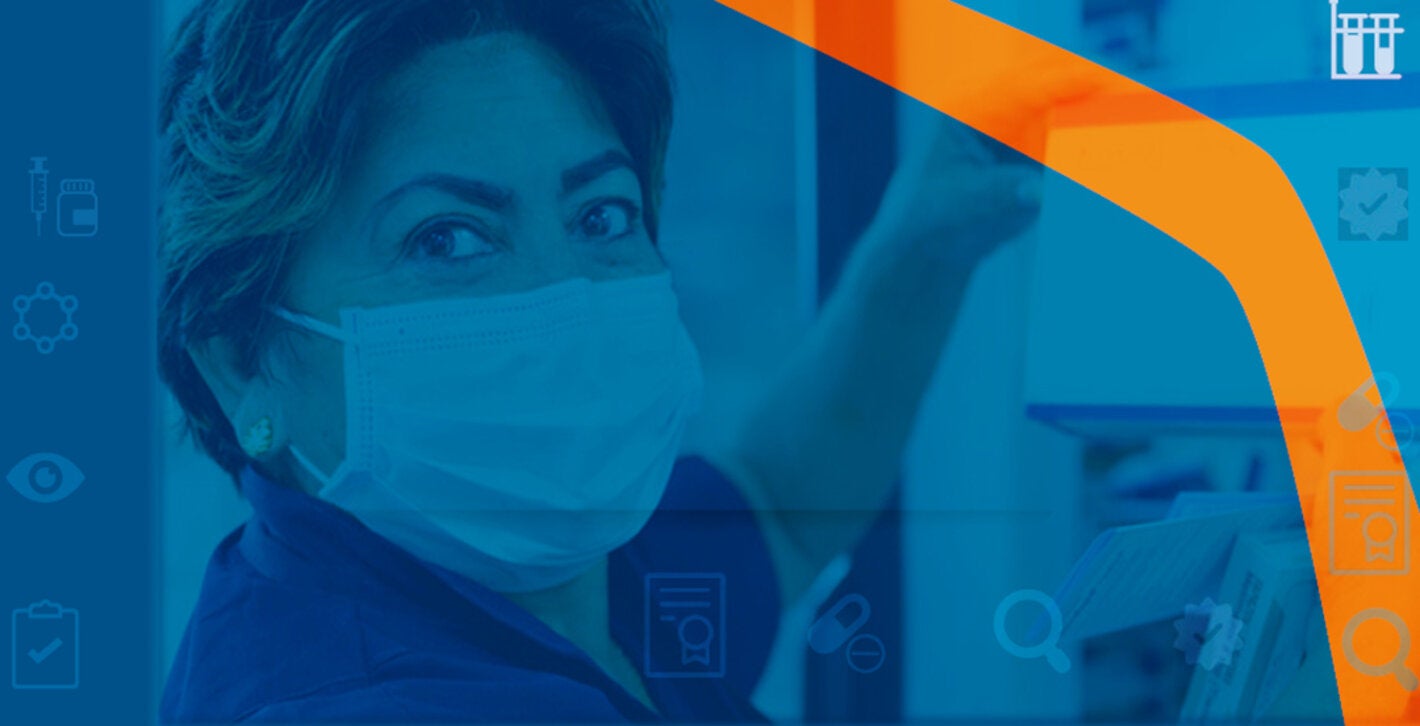 farmaceutica dispensando medicamentos