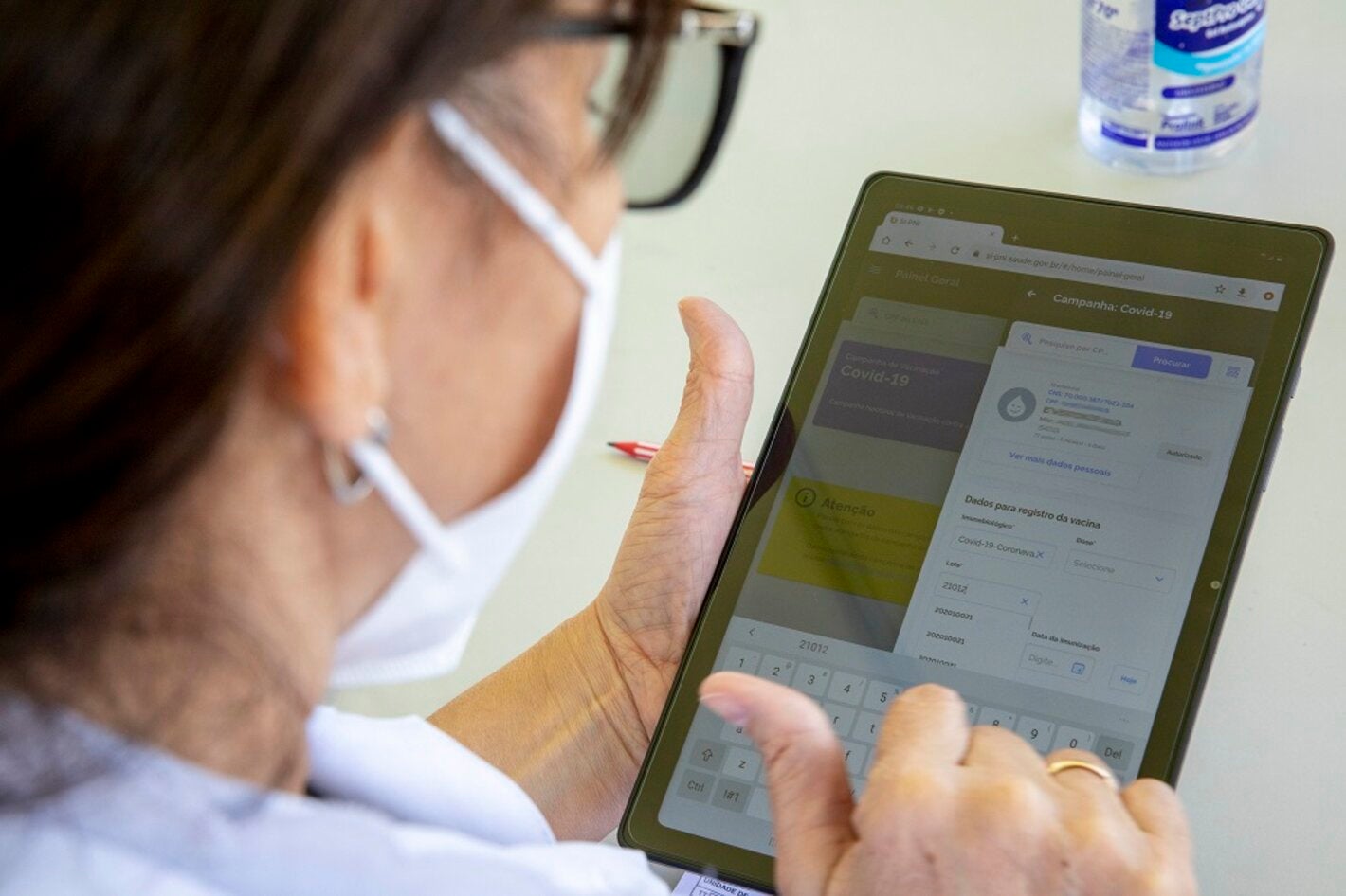 OPAS doa para Secretaria de Saúde do Distrito Federal tablets, tendas e adesivos para cartões de vacina