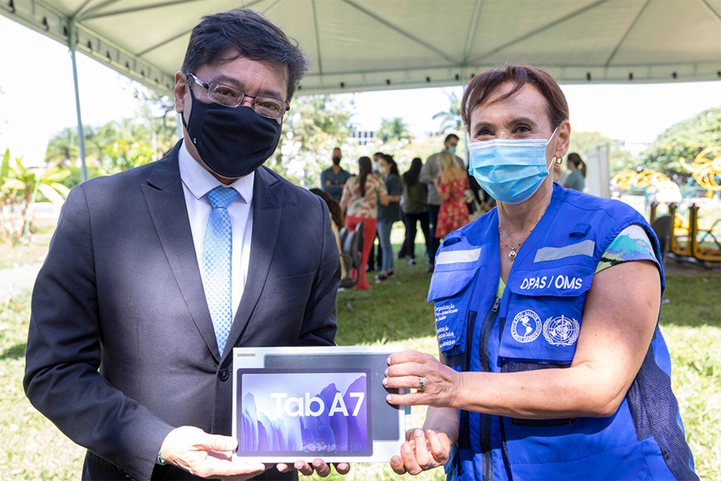 OPAS doa para Secretaria de Saúde do Distrito Federal tablets, tendas e adesivos para cartões de vacina