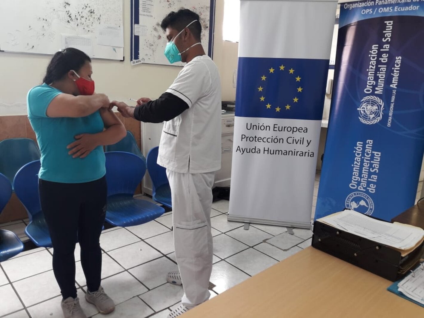 Se aplica vacunas a menores en Tulcán, con insumos donados por la OPS