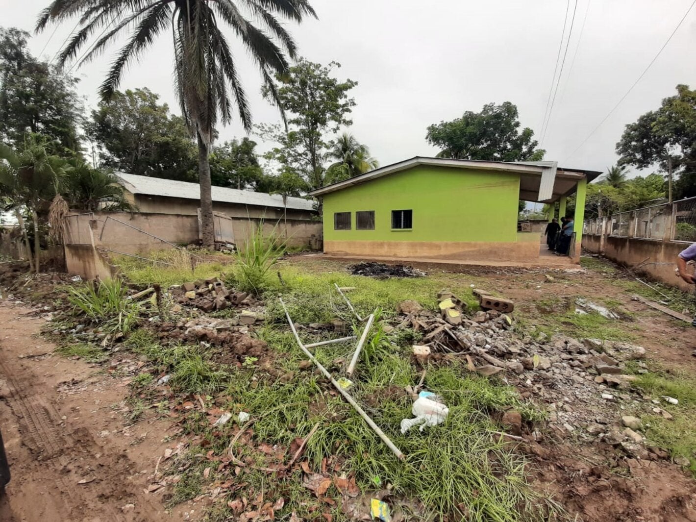 Establecimiento de salud con su cerco perimetral dañado después de Eta e Iota