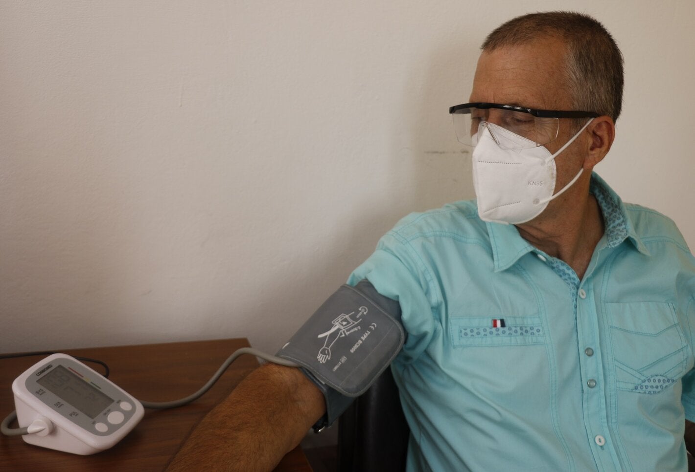 Jose Antonio chequea su presión