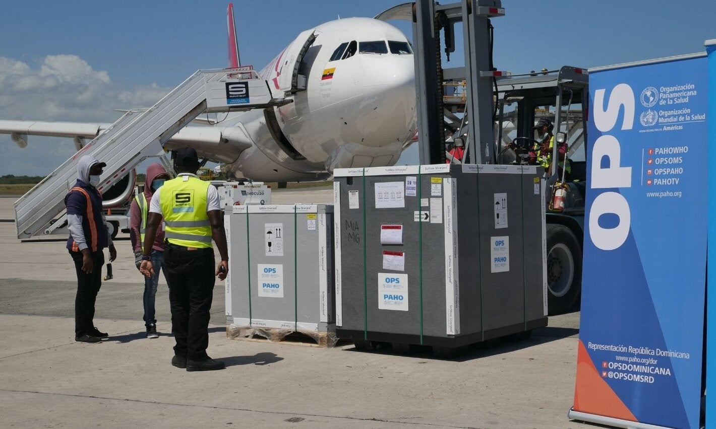 Contenedores de vacunas en pista de aeropuerto