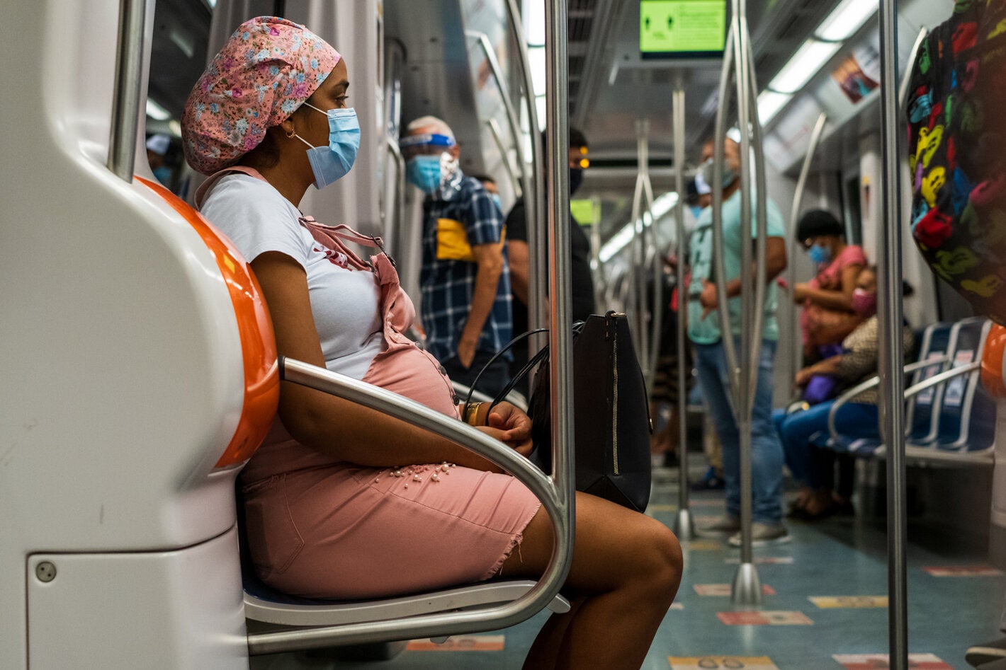 Embarazada-en-metro-CLAP