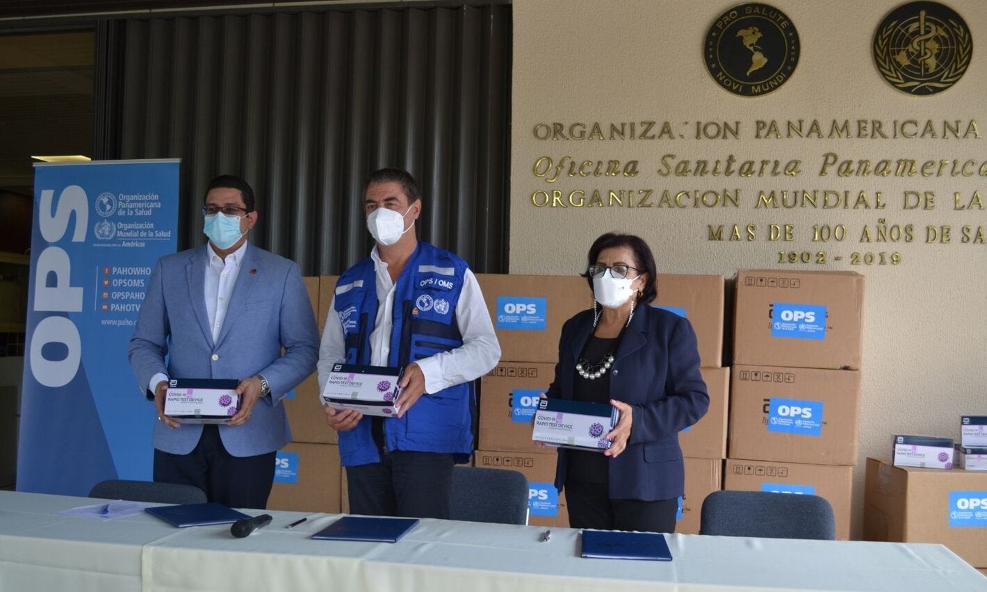 Autoridades del MSP y OPS durante la entrega formal de la donación 